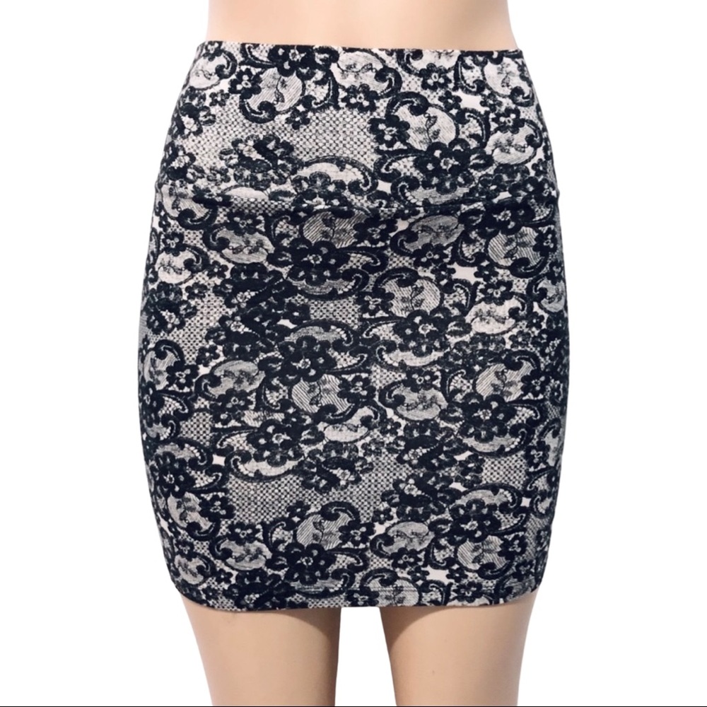 🦋Charlotte Russe S Black Floral Mini Skirt🦋 - Picture 5 of 8